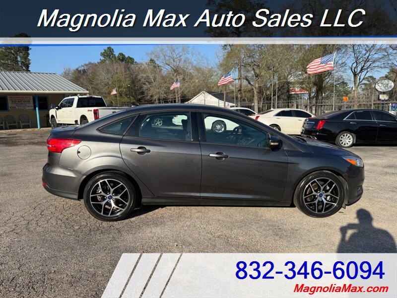2017 Ford Focus SE - Photo 5 - Magnolia, TX 77355