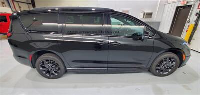 2023 Chrysler Pacifica Touring L   - Photo 12 - Plainfield, IN 46168