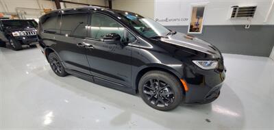 2023 Chrysler Pacifica Touring L   - Photo 13 - Plainfield, IN 46168