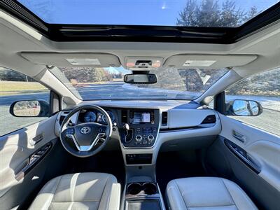2018 Toyota Sienna XLE 8-Passenger   - Photo 14 - Andover, MN 55304