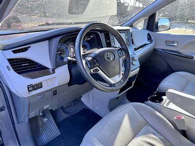 2018 Toyota Sienna XLE 8-Passenger   - Photo 7 - Andover, MN 55304