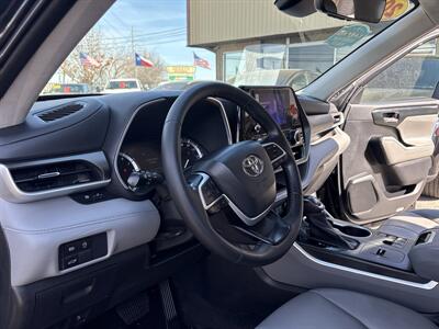 2023 Toyota Highlander XLE   - Photo 25 - Dallas, TX 75247