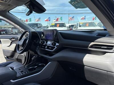 2023 Toyota Highlander XLE   - Photo 34 - Dallas, TX 75247