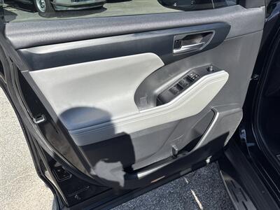 2023 Toyota Highlander XLE   - Photo 17 - Dallas, TX 75247