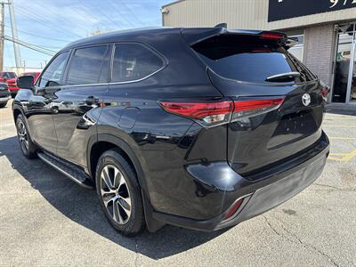 2023 Toyota Highlander XLE   - Photo 14 - Dallas, TX 75247
