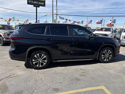 2023 Toyota Highlander XLE   - Photo 9 - Dallas, TX 75247