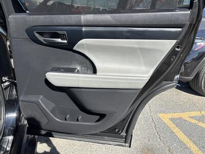 2023 Toyota Highlander XLE   - Photo 36 - Dallas, TX 75247
