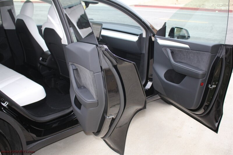 2023 Tesla Model Y - Photo 12 - Rialto, CA 92376-8618