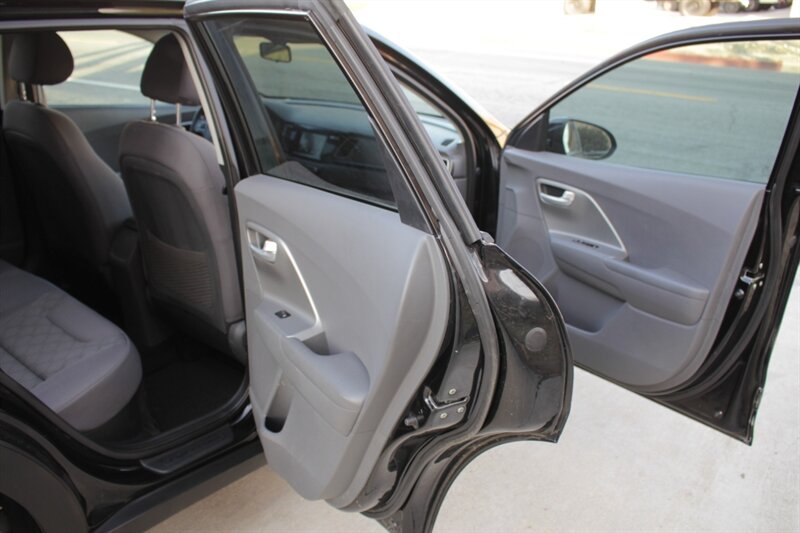 2018 Kia Niro LX - Photo 10 - Rialto, CA 92376-8618