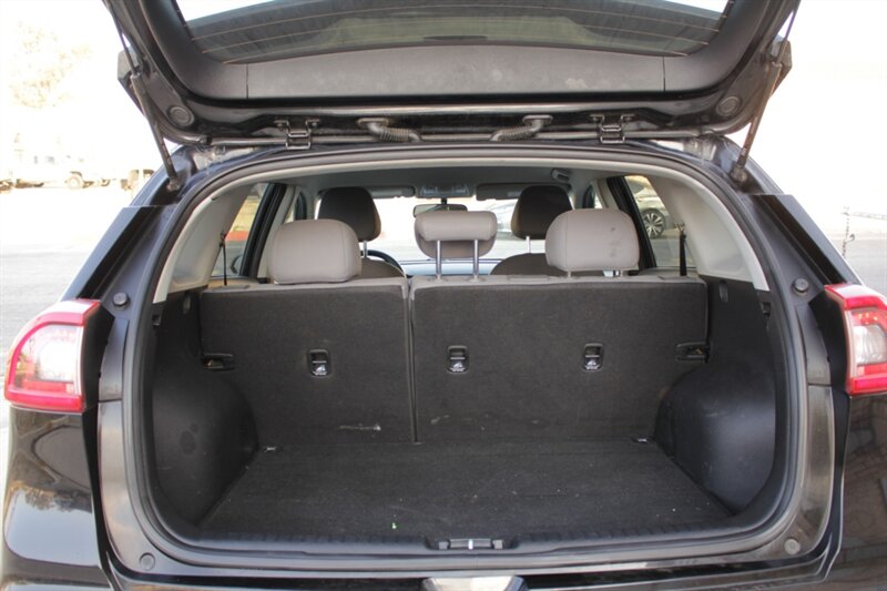 2018 Kia Niro LX - Photo 13 - Rialto, CA 92376-8618