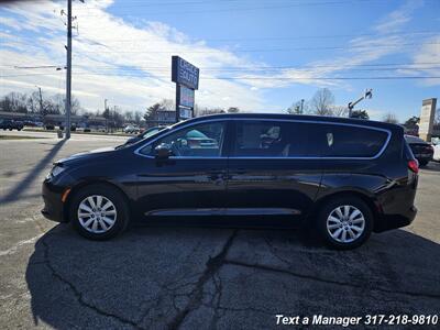 2018 Chrysler Pacifica L   - Photo 2 - Greenwood, IN 46142