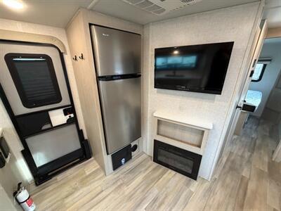 2023 Forest River Rockwood Mini Lite 2506S   - Photo 15 - Goshen, IN 46526