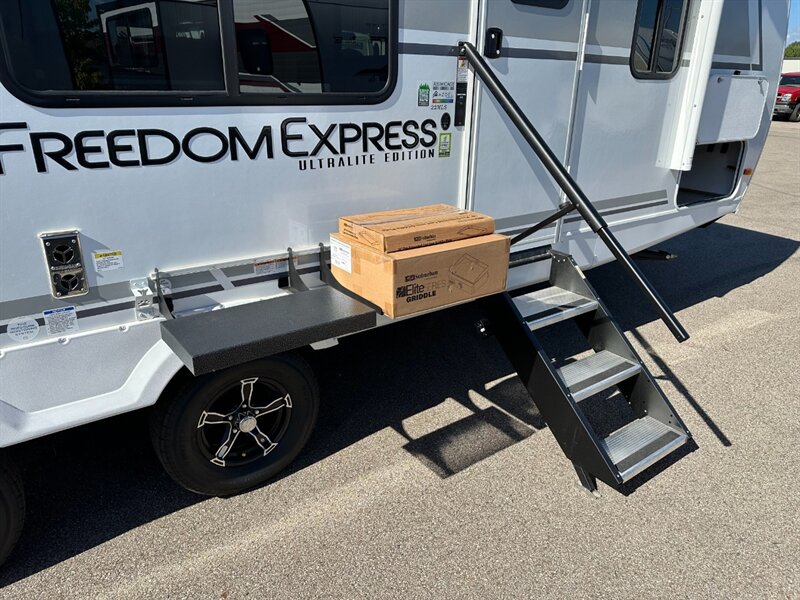 2026 Coachmen Freedom Express Ultra Lite 22MLS - Photo 9 - Goshen, IN 46526