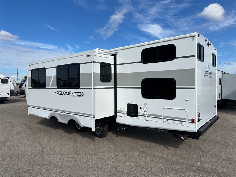 2026 Coachmen Freedom Express Ultra Lite 292BHDS - Photo 6 - Goshen, IN 46526