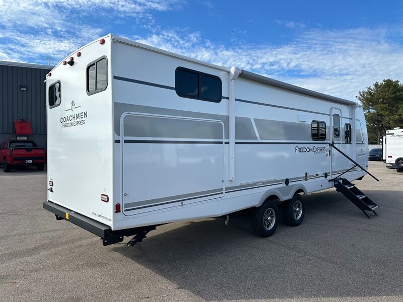 2026 Coachmen Freedom Express Ultra Lite 292BHDS - Photo 5 - Goshen, IN 46526