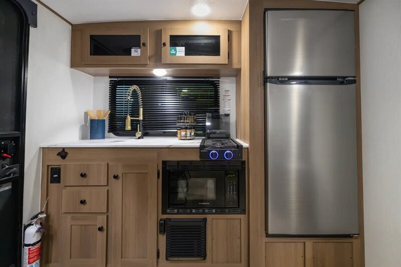 2026 Coachmen Apex Nano 216RKS - Photo 6 - Goshen, IN 46526