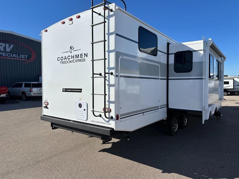 2026 Coachmen Freedom Express Ultra Lite 326BHDS - Photo 6 - Goshen, IN 46526