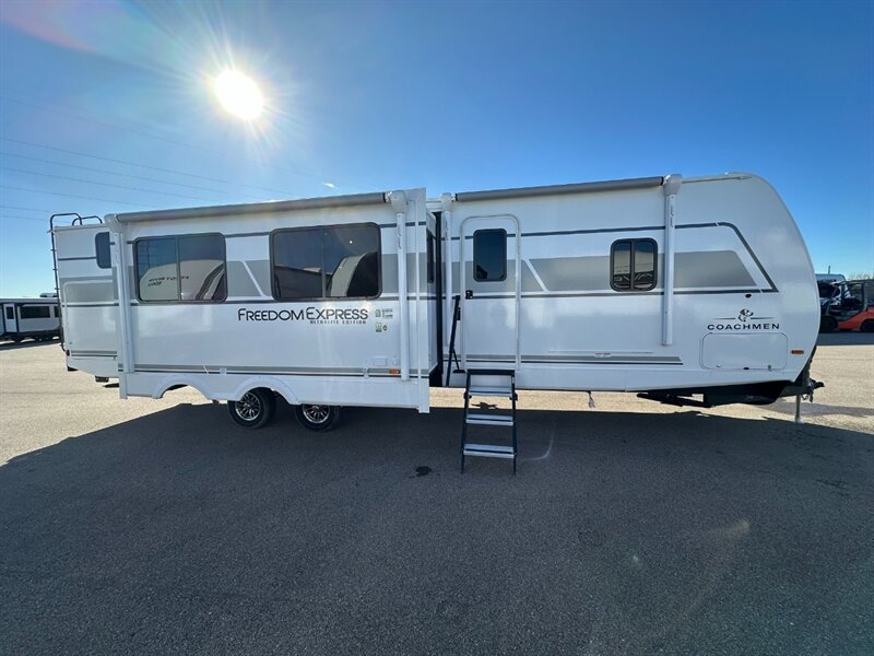 2026 Coachmen Freedom Express Ultra Lite 326BHDS - Photo 5 - Goshen, IN 46526