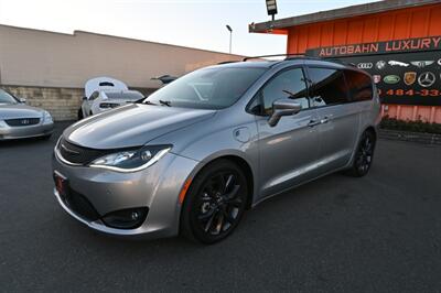 2020 Chrysler Pacifica Hybrid Limited Red S   - Photo 6 - Norwalk, CA 90650-2241