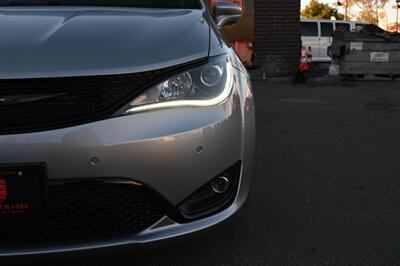 2020 Chrysler Pacifica Hybrid Limited Red S   - Photo 5 - Norwalk, CA 90650-2241