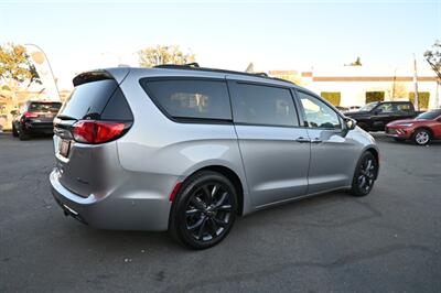 2020 Chrysler Pacifica Hybrid Limited Red S   - Photo 11 - Norwalk, CA 90650-2241