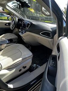 2017 Chrysler Pacifica Limited   - Photo 12 - Panorama City, CA 91402