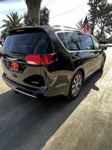 2017 Chrysler Pacifica Limited   - Photo 5 - Panorama City, CA 91402