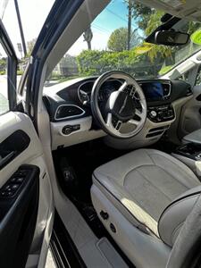 2017 Chrysler Pacifica Limited   - Photo 8 - Panorama City, CA 91402