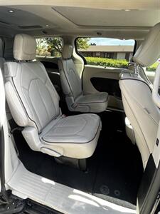2017 Chrysler Pacifica Limited   - Photo 11 - Panorama City, CA 91402