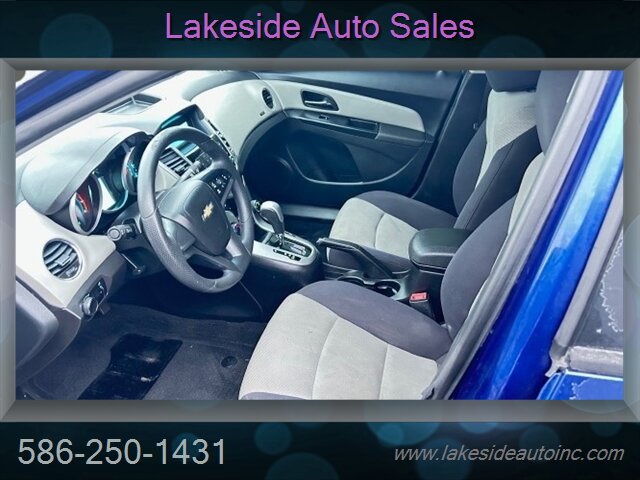 2013 Chevrolet Cruze LS Auto   - Photo 11 - Clinton Township, MI 48036