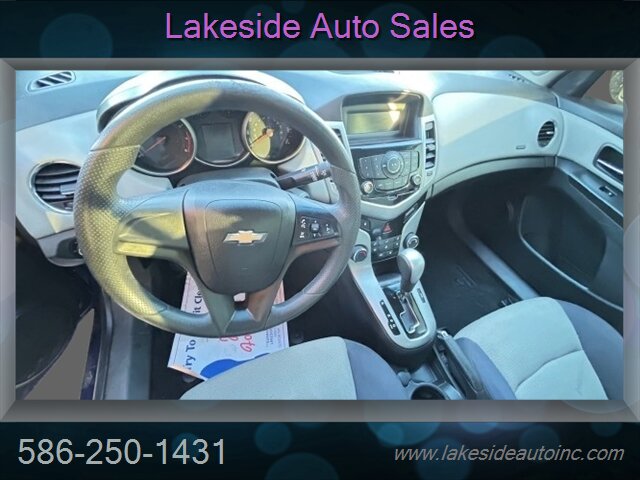 2013 Chevrolet Cruze LS Auto   - Photo 14 - Clinton Township, MI 48036