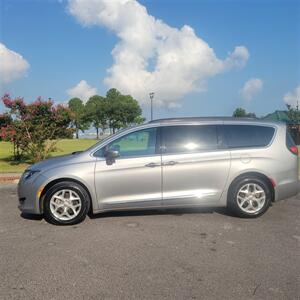 2017 Chrysler Pacifica Touring-L Van