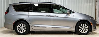 2017 Chrysler Pacifica Touring Plus   - Photo 7 - Sylvania, OH 43560