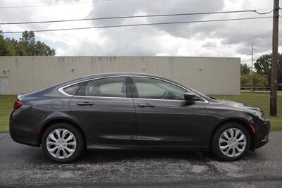 2016 Chrysler 200 LX   - Photo 5 - Sylvania, OH 43560