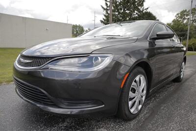 2016 Chrysler 200 LX   - Photo 8 - Sylvania, OH 43560