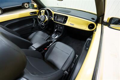 2013 Volkswagen Beetle Convertible 2.5L   - Photo 21 - Sylvania, OH 43560
