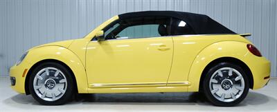 2013 Volkswagen Beetle Convertible 2.5L   - Photo 2 - Sylvania, OH 43560