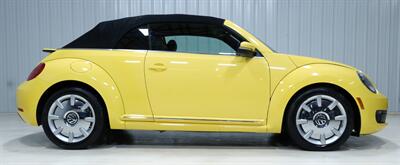 2013 Volkswagen Beetle Convertible 2.5L   - Photo 10 - Sylvania, OH 43560