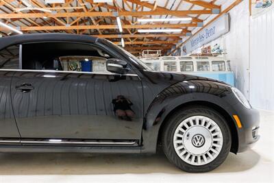 2013 Volkswagen Beetle Convertible 2.5L   - Photo 17 - Sylvania, OH 43560