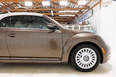 2014 Volkswagen Beetle Convertible 2.5L   - Photo 16 - Sylvania, OH 43560
