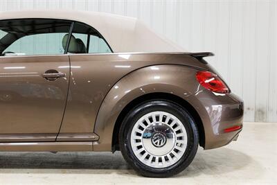 2014 Volkswagen Beetle Convertible 2.5L   - Photo 14 - Sylvania, OH 43560