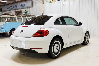 2012 Volkswagen Beetle-Classic 2.5L PZEV   - Photo 18 - Sylvania, OH 43560