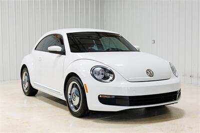 2012 Volkswagen Beetle-Classic 2.5L PZEV   - Photo 2 - Sylvania, OH 43560