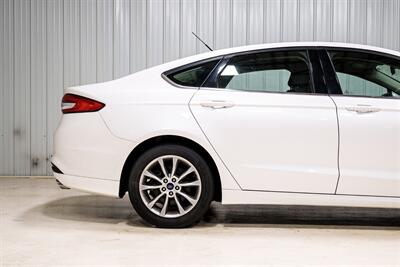 2017 Ford Fusion SE   - Photo 8 - Sylvania, OH 43560