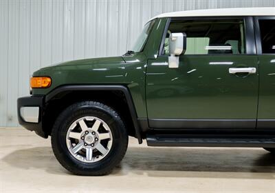 2014 Toyota FJ Cruiser   - Photo 3 - Sylvania, OH 43560