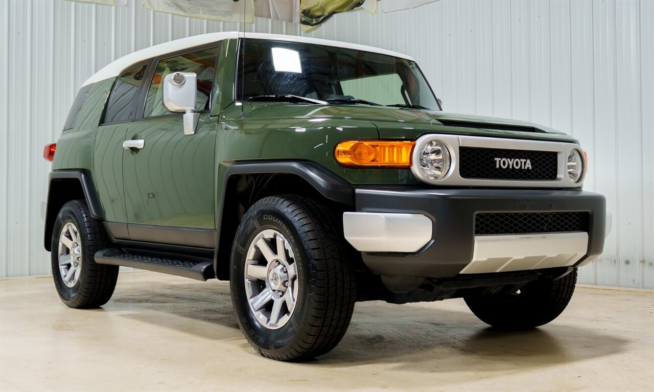 2014 Toyota FJ Cruiser   - Photo 1 - Sylvania, OH 43560