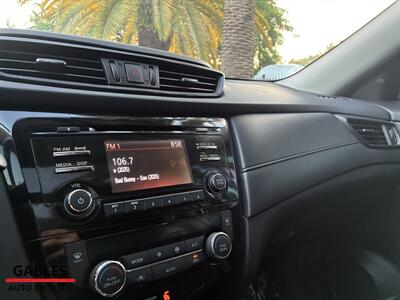 2017 Nissan Rogue SV   - Photo 16 - Miami, FL 33165