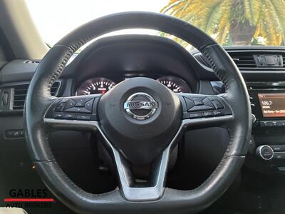 2017 Nissan Rogue SV   - Photo 14 - Miami, FL 33165