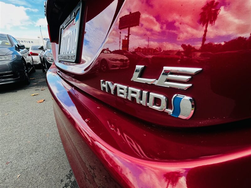 2019 Toyota Camry Hybrid LE photo