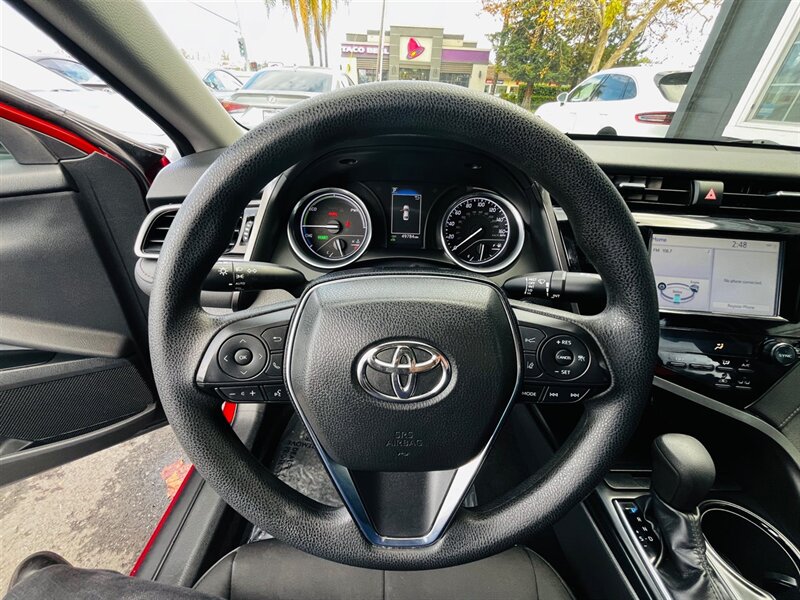 2019 Toyota Camry Hybrid LE photo